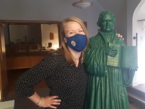 Annika Klappert with Martin Luther statue Sep 2021 in foyer